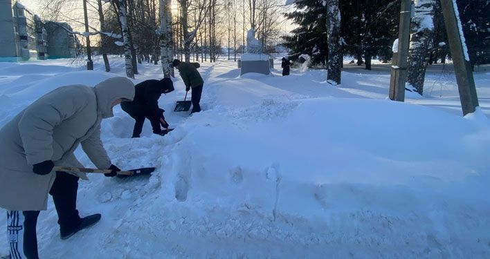 В Кирове осужденные помогают убирать снег