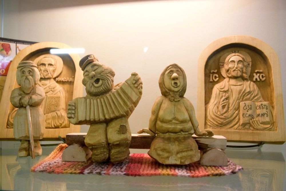 В Гриновке открылись две выставки педагогов-художников