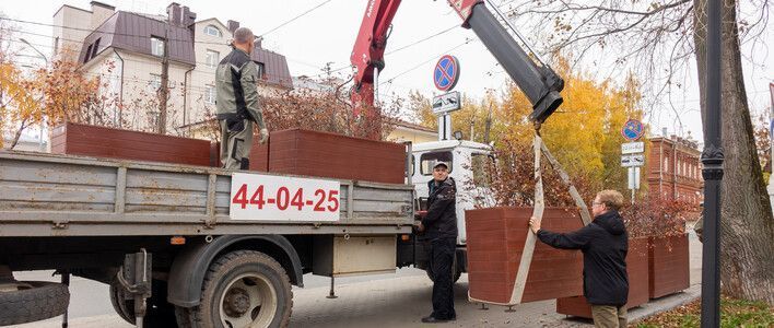 В Кирове убирают с улиц специальные ёмкости с декоративными растениями