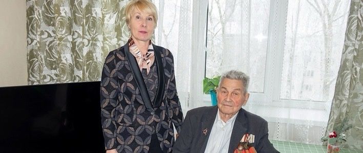 Руководители города вручают ветеранам юбилейные медали