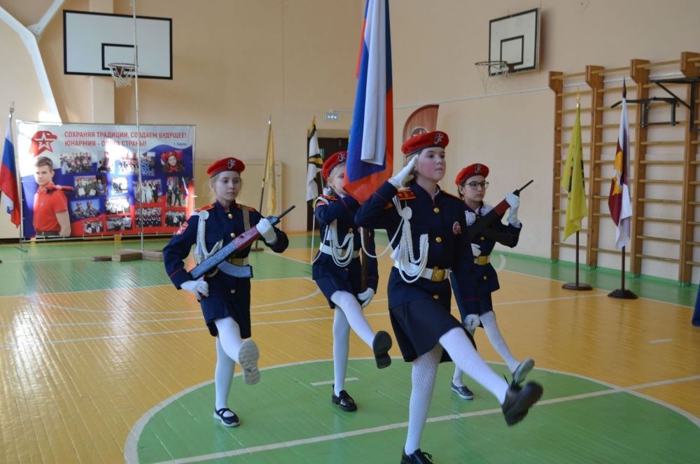 Кировские юнармейцы представляют российские стяги.