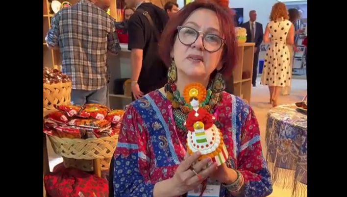 Кировская мастерица провела мастер-класс по росписи дымковской игрушки в Ташкенте