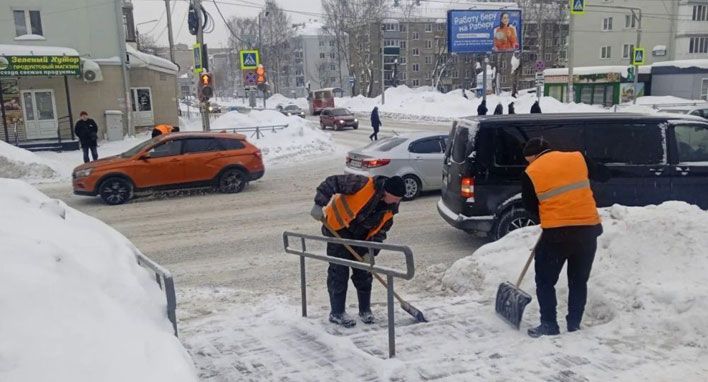 В Кирове чистят тротуары до асфальта