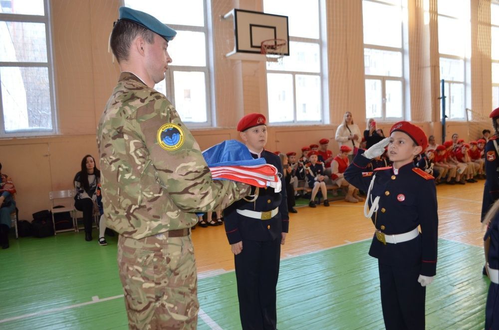 Кировские юнармейцы представляют российские стяги.
