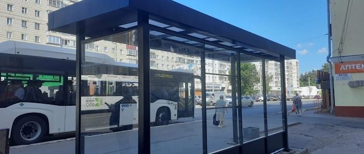 В Кирове продолжается монтаж остановочных павильонов 