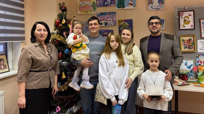 3 кировчанки получили подарки с Елки желаний от приставов