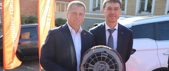 В Кирове устанавливают новые люки