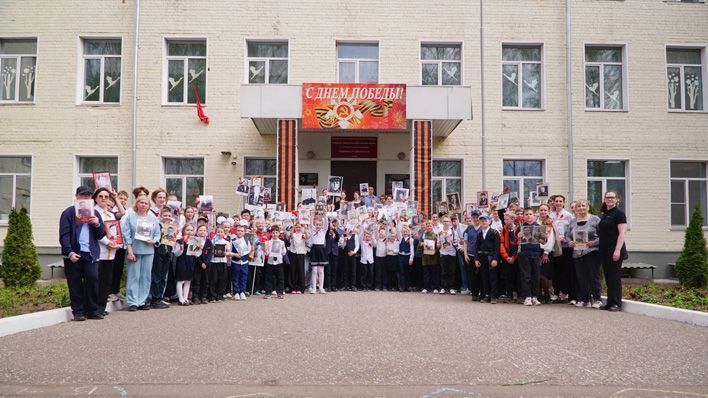 Кировские школьники приняли участие в акции «Бессмертный полк: Герои рядом с нами»