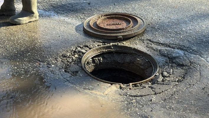 Дирекция благоустройства проверяет состояние колодцев на дорогах