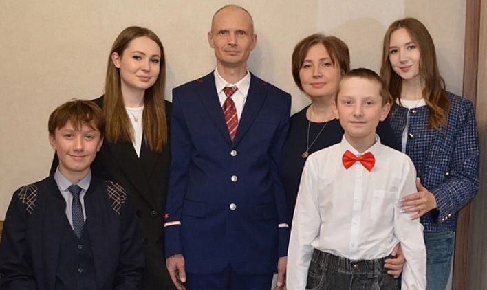 Многодетную семью из Кирова наградили медалью ордена «Родительская слава»