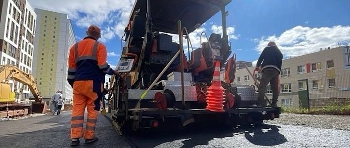В Кирове продолжаются работы по асфальтированию дороги у детского сада