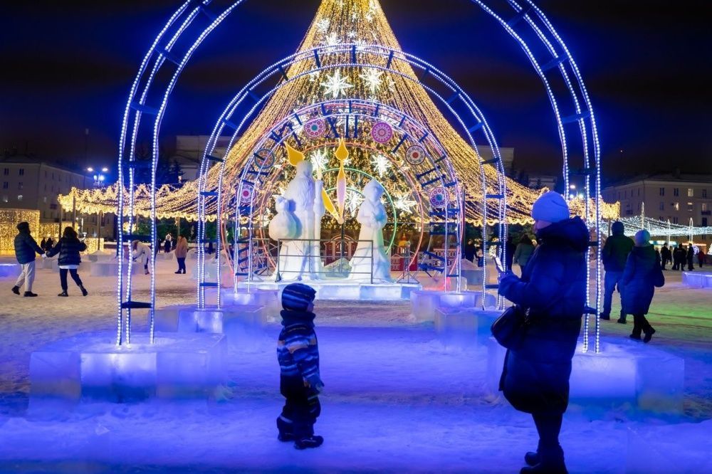  Новогодний городок ждёт гостей.