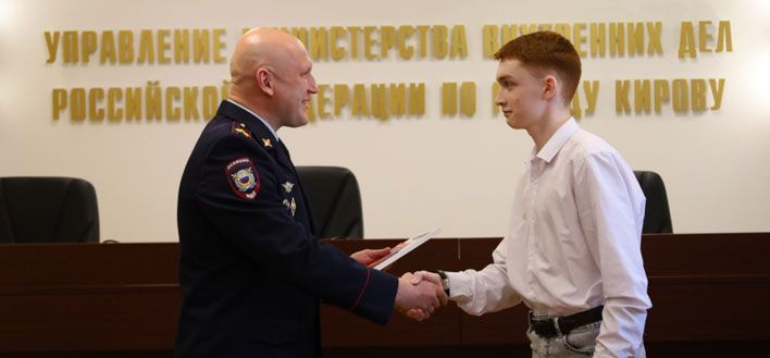 В Кирове школьники спасли своего учителя от мошенников