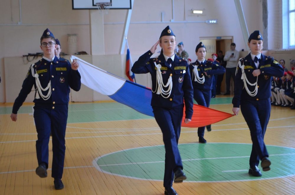Кировские юнармейцы представляют российские стяги.