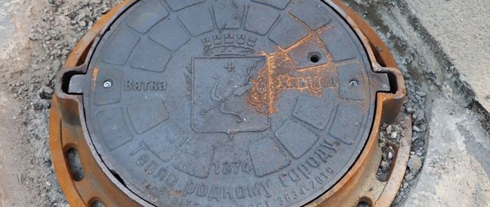 В Кирове устанавливают новые люки