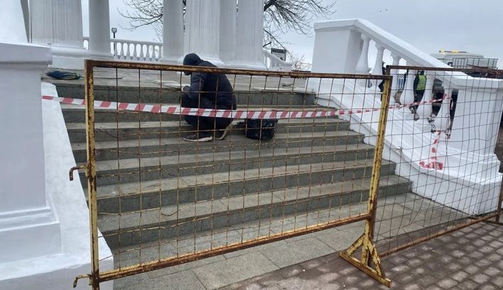 В Александровском саду покрасили ротонды