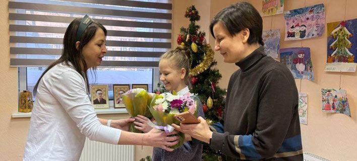 Член Общественной палаты Анастасия Борцова подарила кировчанке микроволновку