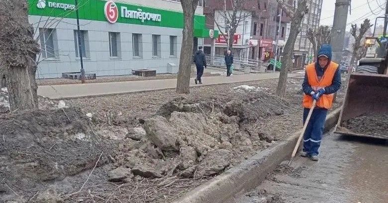 В Кирове круглосуточно вывозят мусор с улиц