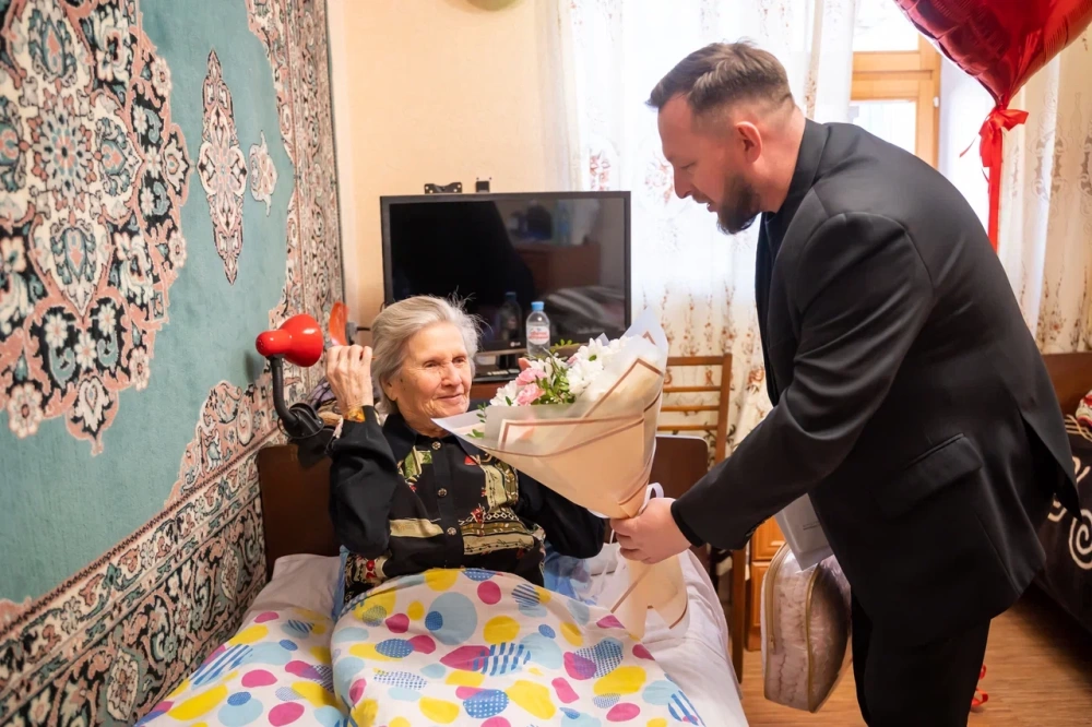 Вячеслав Симаков поздравил кировчанку со 100-летним юбилеем.