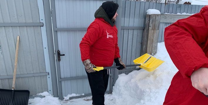 Волонтеры «Боевого братства» помогли убрать снег семье героя