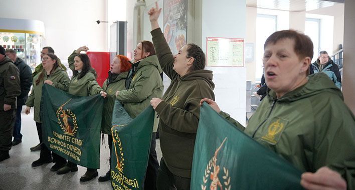 Кировчане массово спели песню «Мы русские» в поддержку бойцов СВО