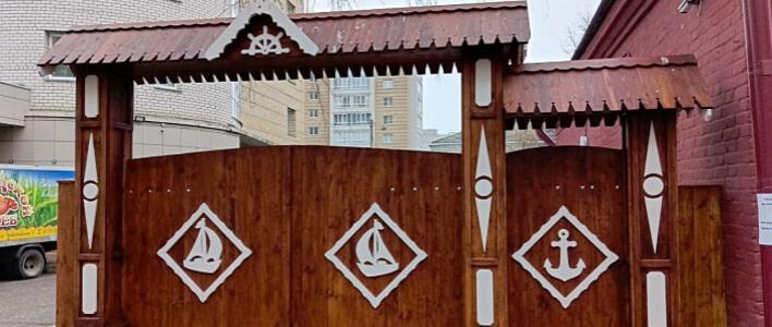 В Кирове состоялось торжественное открытие деревянных ворот с морской тематикой 