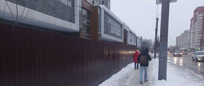 В Кирове недострой на ул. Ленина, 31 огородили новым забором