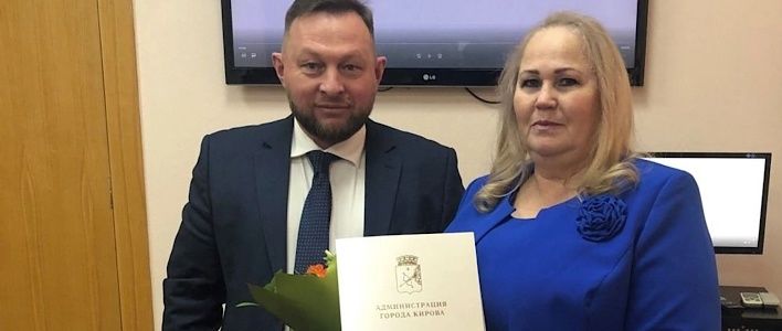 Надежде Березиной вручили почетный знак «За вклад в социально-культурное развитие города Кирова»