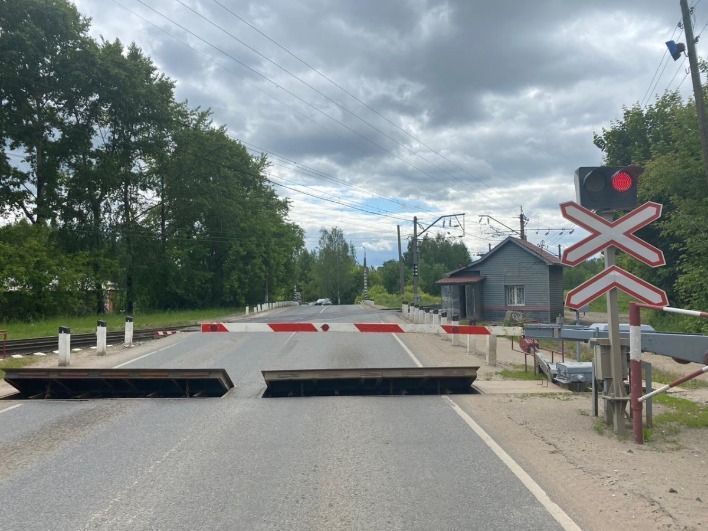В Кирове ограничат движение транспорта на двух железнодорожных переездах