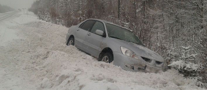 2 лейтенанта помогли кировчанке вытащить машину из сугроба
