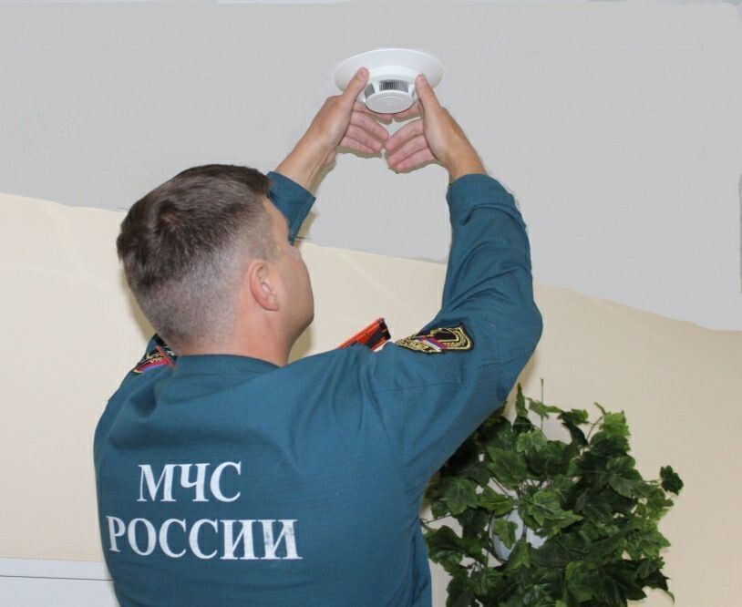 Многодетные семьи получают пожарные извещатели