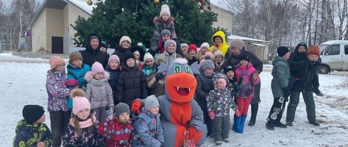 В населённых пунктах и микрорайонах Кирова открывают новогодние ели