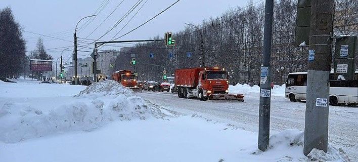 Киров чистят от снега 186 машин спецтехники 