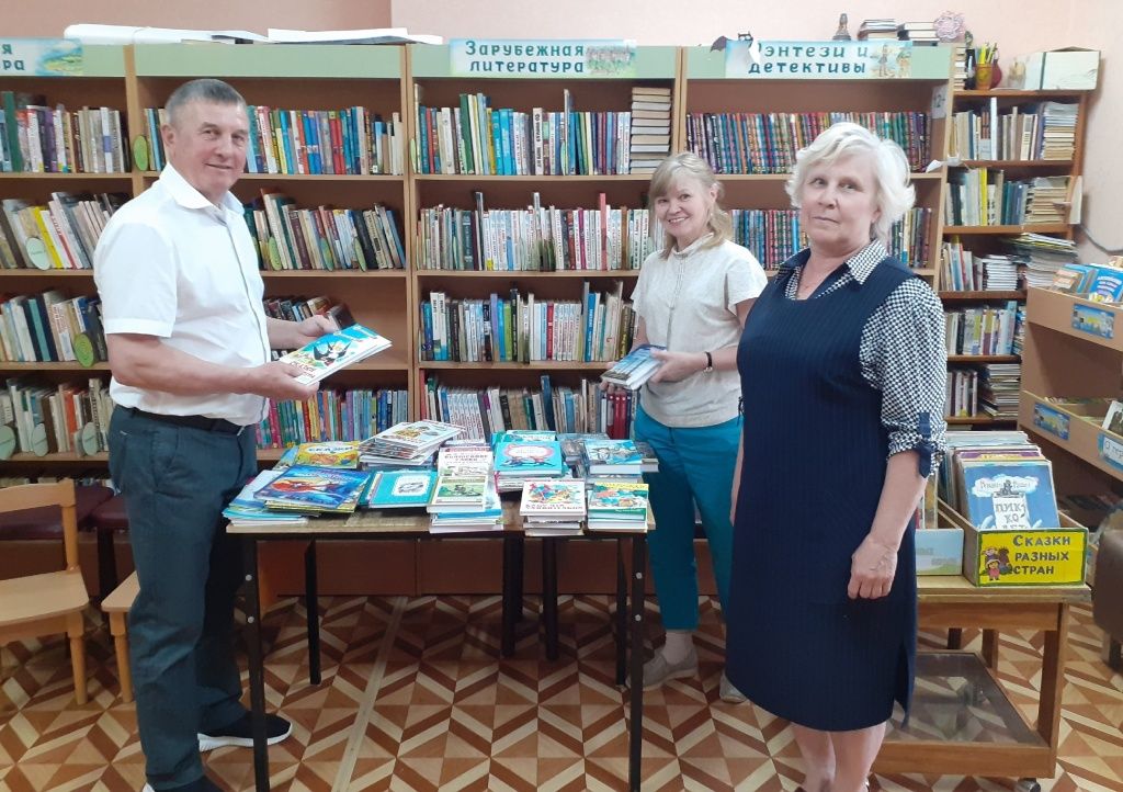 Геннадий Плехов выделил 100 тысяч рублей библиотеке №17 - на покупку книг для деьей и взрослых. Александр Никулин помог приобрести телевизор.