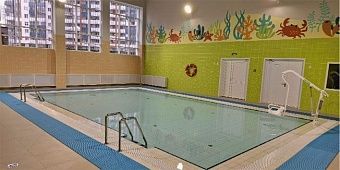 Кировских школьников учат плавать и играть в баскетбол