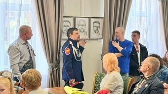 Художник Дмитрий Харюшин создаёт портреты земляков