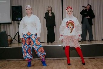 Кировский дизайнер представила коллекцию одежды в дымковском стиле